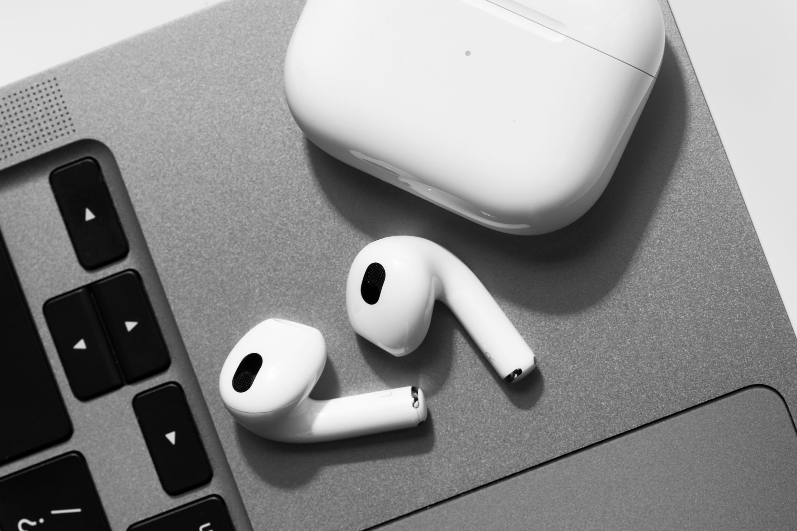 Не только AirPods: подключаем две пары Bluetooth-наушников к MacBook -  iSpace